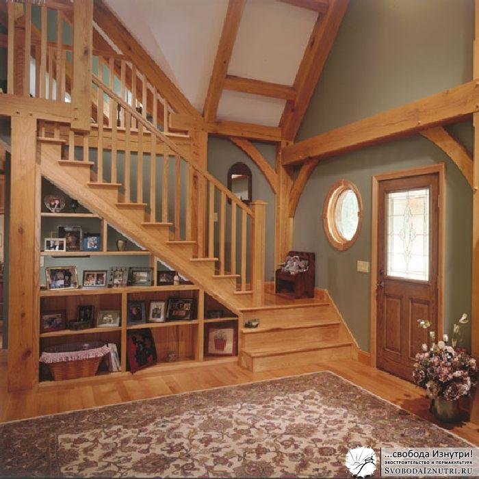 Неплохой пример использования пространства под лестницей