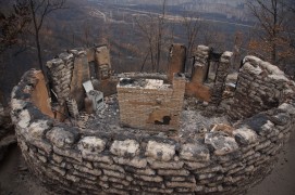 Остались только стены и печка.