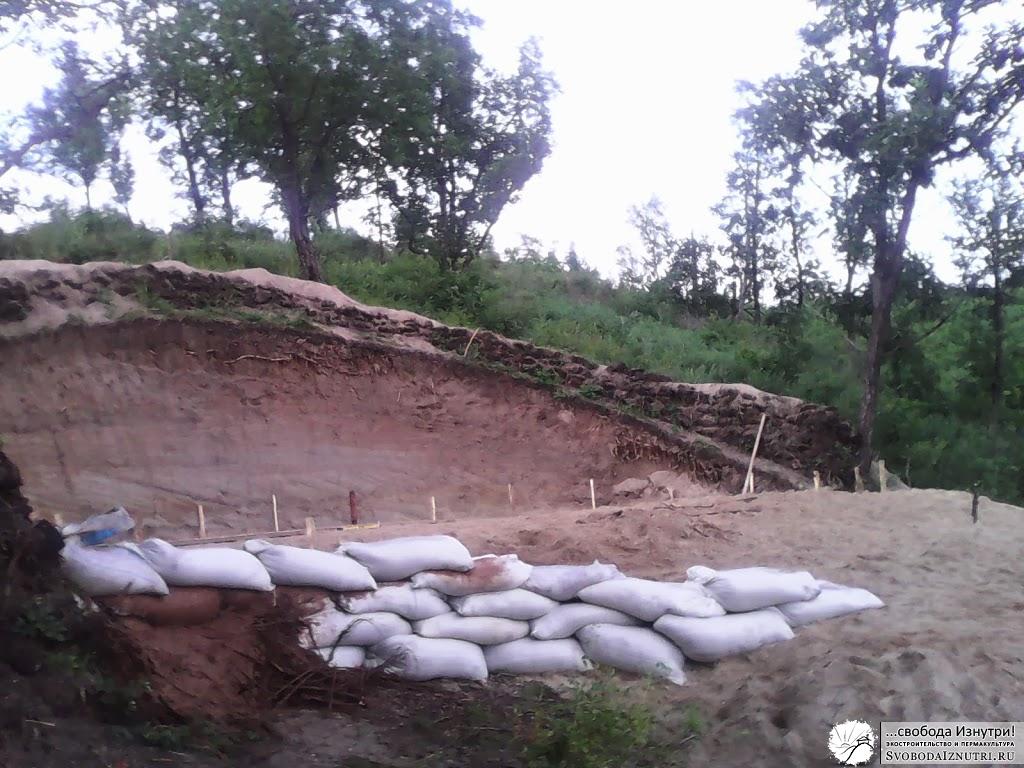 Наша «дамба» из мешков с грунтом