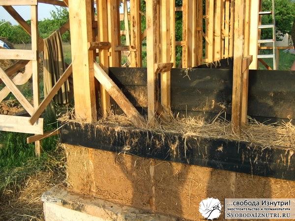 Снизу - готовая стена, опалубка частично передвинута выше. Солома сверху накидана чтобы впитать влагу