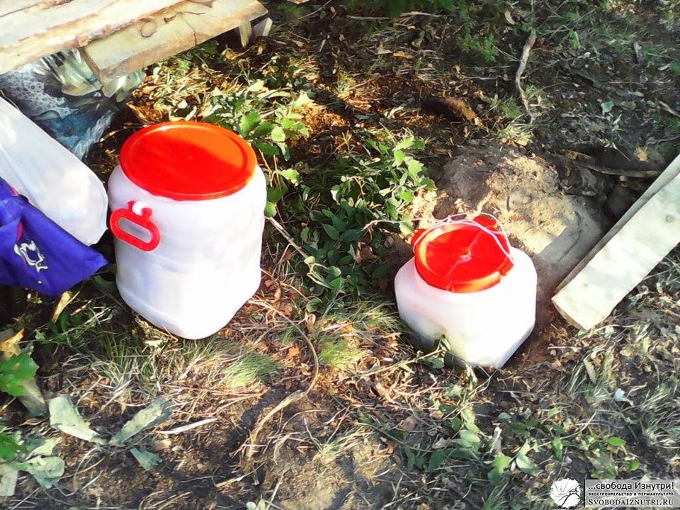 Тот бак, который слева оказался гораздо удобнее в эксплуатации. Он с удобной крышкой и с ручками, больше по объёму, да ещё и стоил дешевле.